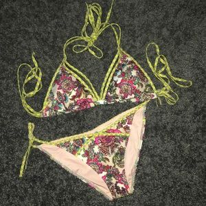 Victoria’s secret bikini. Top L, bottoms M NEW